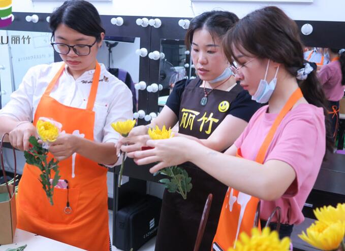 插花如何進(jìn)行色彩搭配？南寧花藝培訓(xùn)班來教你