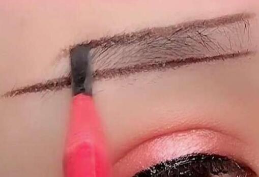 初學(xué)化妝畫好眉毛的教程，來南寧化妝學(xué)校學(xué)習(xí)