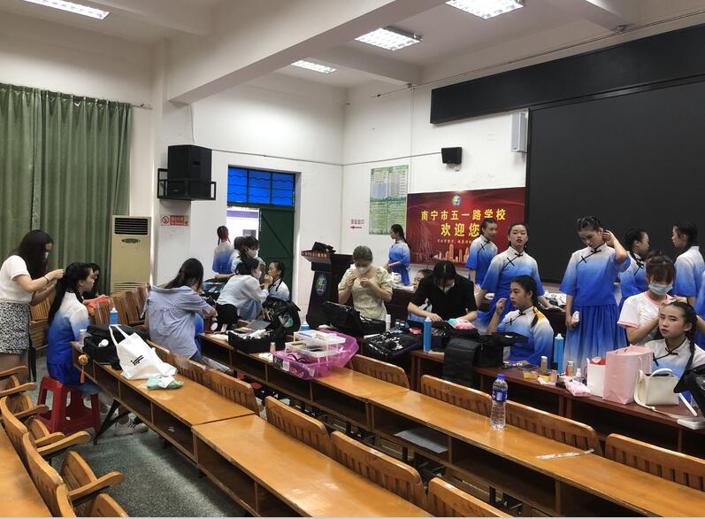 南寧化妝學(xué)校外出實踐，受到演員比心點贊