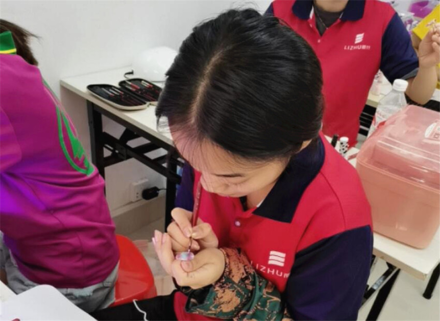 喜歡美甲，是因?yàn)樗娜f(wàn)種風(fēng)情