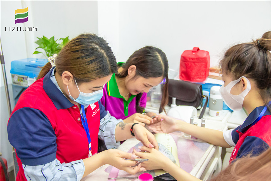 美甲怎么修剪死皮？來(lái)南寧美甲培訓(xùn)班看看就知道啦