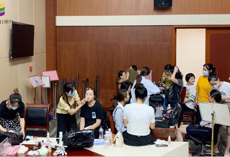 南寧化妝外出實踐，提升學(xué)員動手能力