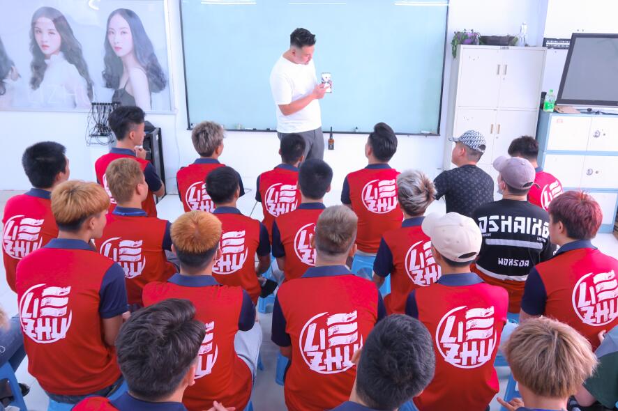 南寧學(xué)美發(fā)有前途嗎？選對(duì)美發(fā)培訓(xùn)學(xué)校很重要