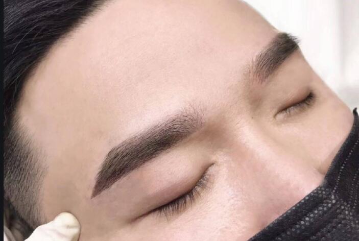 男士紋眉如何設(shè)計(jì)？快和廣西紋繡班學(xué)習(xí)