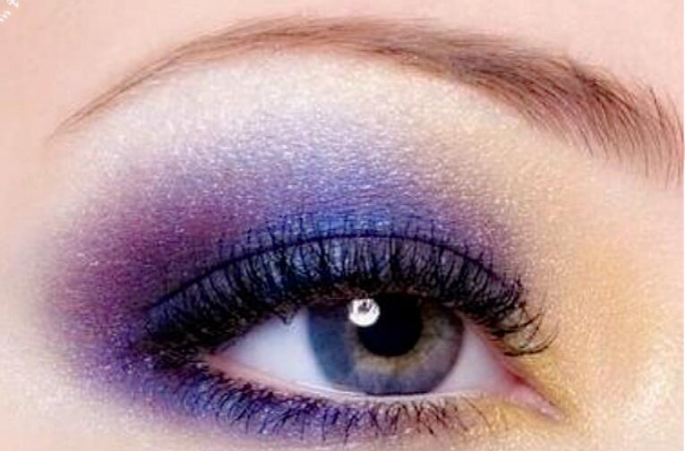 眼影脫妝怎么辦？南寧人氣高彩妝學(xué)校教你