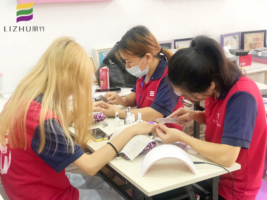 美甲新手修甲型的技巧，南寧美甲學(xué)校統(tǒng)統(tǒng)告訴你