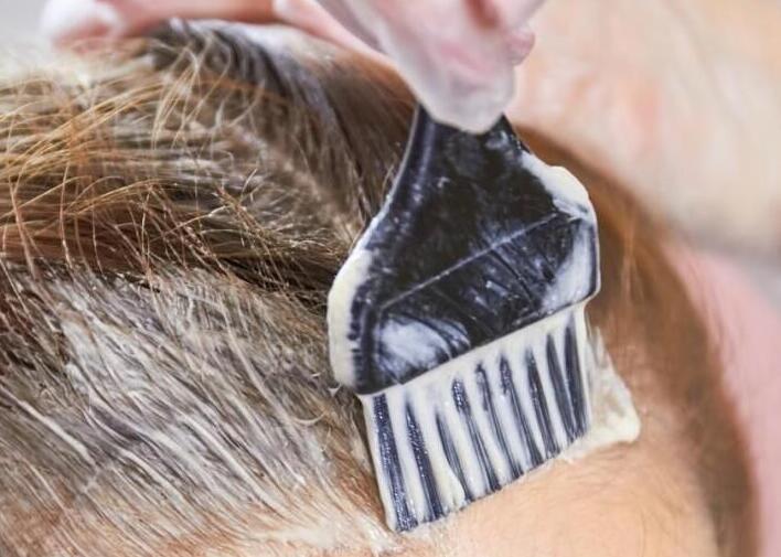 染發(fā)的時(shí)候頭皮痛？南寧技術(shù)好的美發(fā)學(xué)校來解答