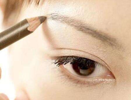 南寧化妝培訓(xùn)學(xué)校排名教你初學(xué)化妝怎么畫(huà)眉毛