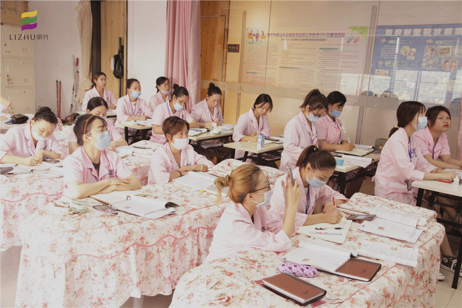 在南寧學(xué)美容，到麗竹學(xué)校美容全能班看看吧