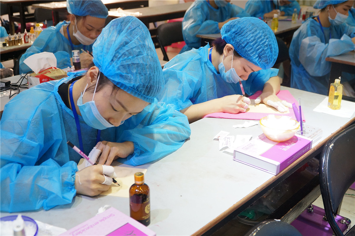 紋眉師是怎么養(yǎng)成的？南寧紋眉培訓學校告訴你