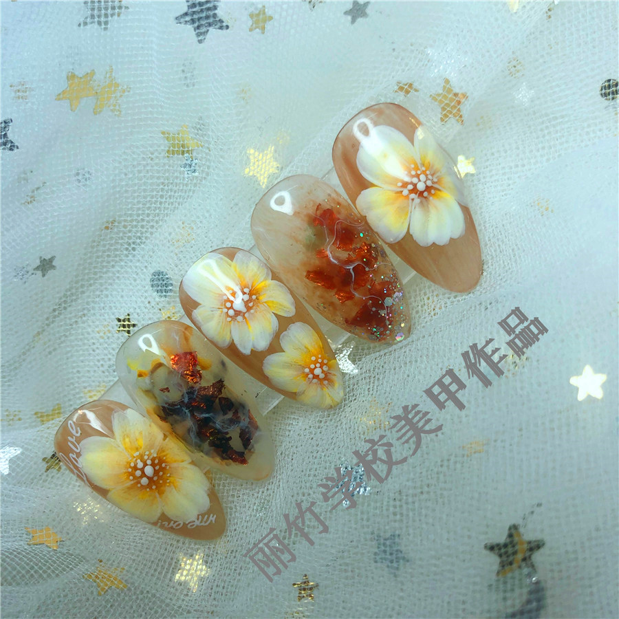 南寧學(xué)美甲的培訓(xùn)學(xué)校課程：什么是縮膠？