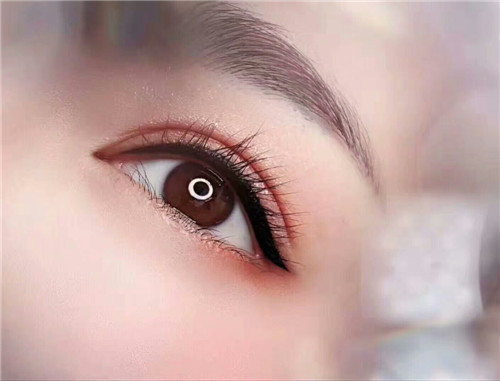 想知道紋美瞳線的技巧？到廣西紋繡培訓(xùn)中心學(xué)