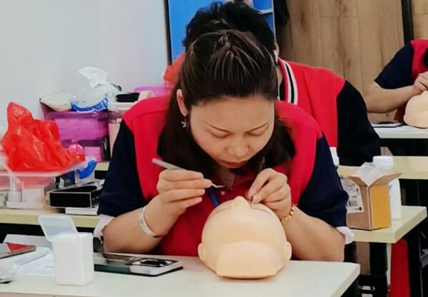 南寧專(zhuān)業(yè)美睫培訓(xùn)學(xué)校：學(xué)美睫有前途嗎？