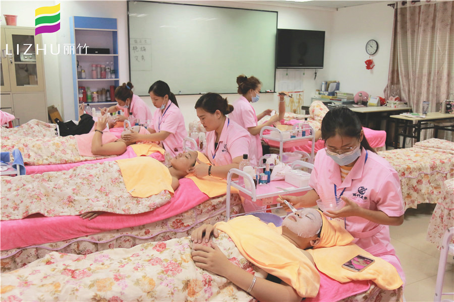 混油皮和混干皮的區(qū)別？廣西人氣高美容學(xué)校幫你解答