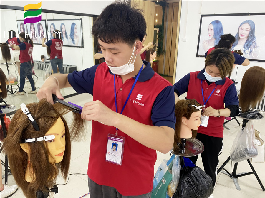 廣西技術好的美發(fā)學校分享美發(fā)夾板拉直技巧
