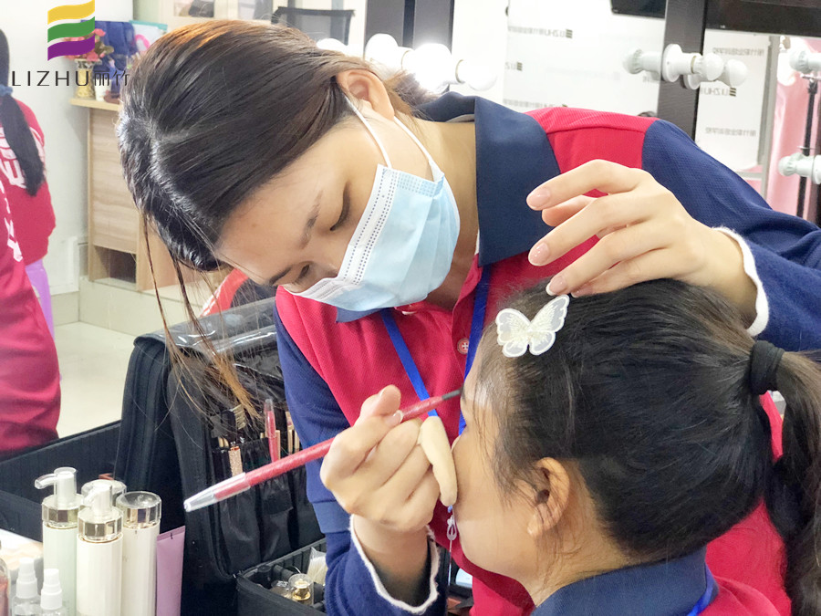 面試的妝容怎么畫？南寧彩妝師培訓教你