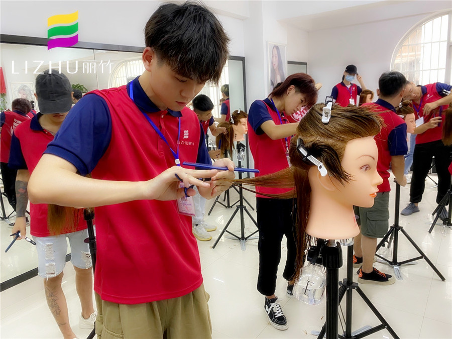 為什么要修剪發(fā)尾？南寧美發(fā)培訓(xùn)學(xué)校告訴你