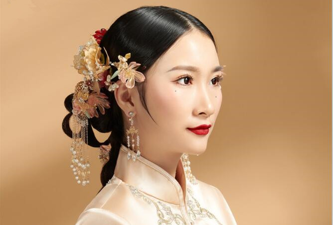 簡約秀禾新娘造型，看南寧化妝學(xué)校哪家有實(shí)力