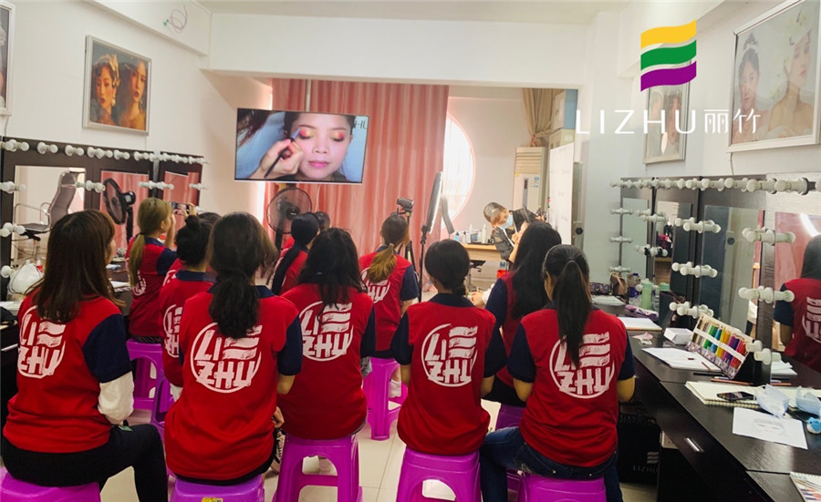 南寧化妝培訓(xùn)學(xué)什么？大地色漸變畫法教程