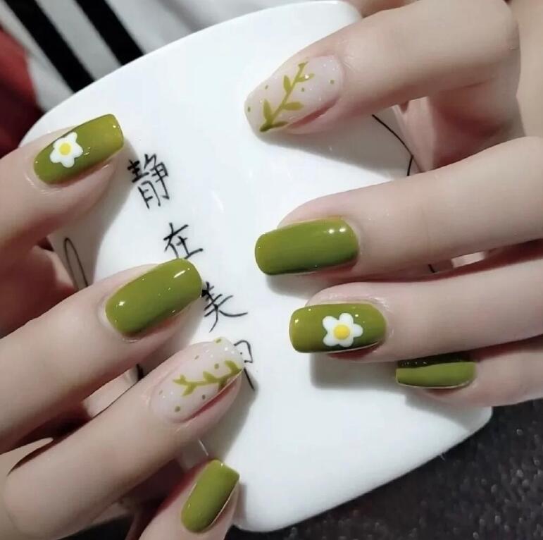 牛油果綠色美甲，和廣西美甲學(xué)習(xí)中心get起來(lái)