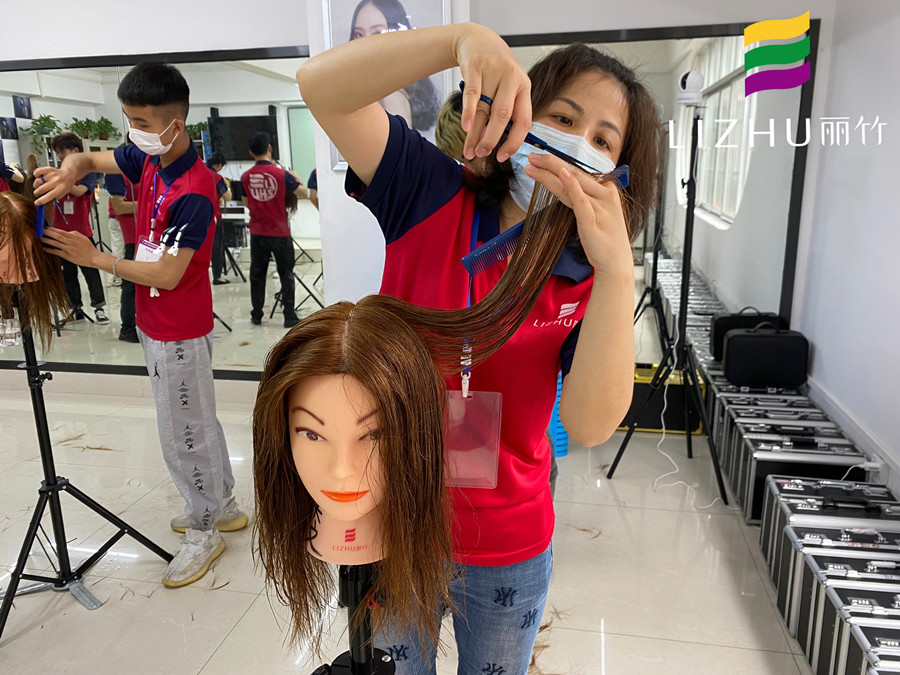 想知道廣西學美發(fā)哪家正規(guī)？快來看剪女發(fā)的技巧