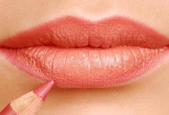 學(xué)畫唇線的方法，就知道廣西化妝學(xué)校哪家正規(guī)