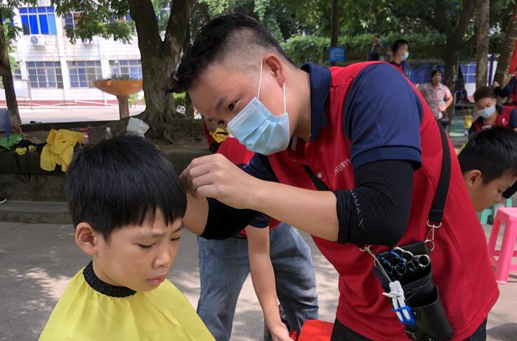 以社區(qū)義務剪發(fā)的方式，祝老師們教師節(jié)快樂