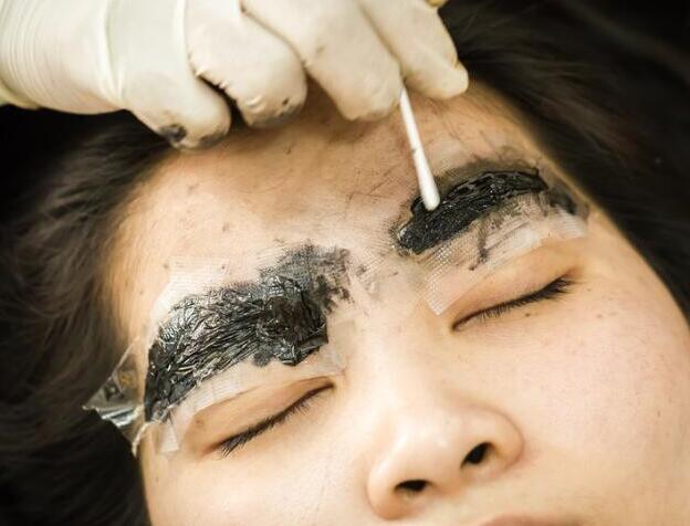 紋眉褪色如何補(bǔ)救？廣西學(xué)紋繡的學(xué)校幫你解決