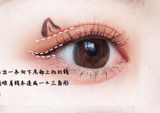 日常眼線快速畫法，南寧學(xué)化妝的學(xué)校教你