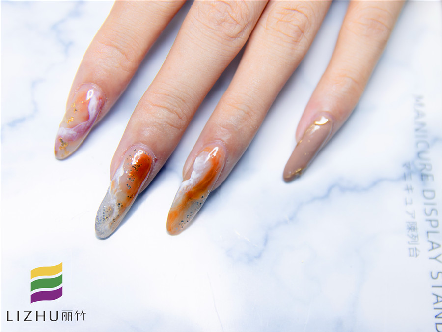 南寧專業(yè)美甲學(xué)校：暈染款美甲