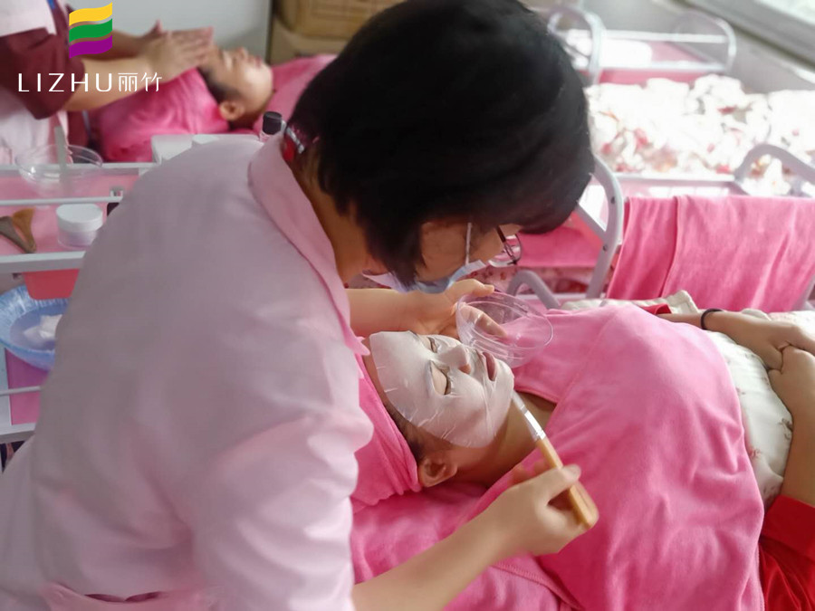 秋季皮膚如何補(bǔ)水？麗竹美容學(xué)校分享技巧