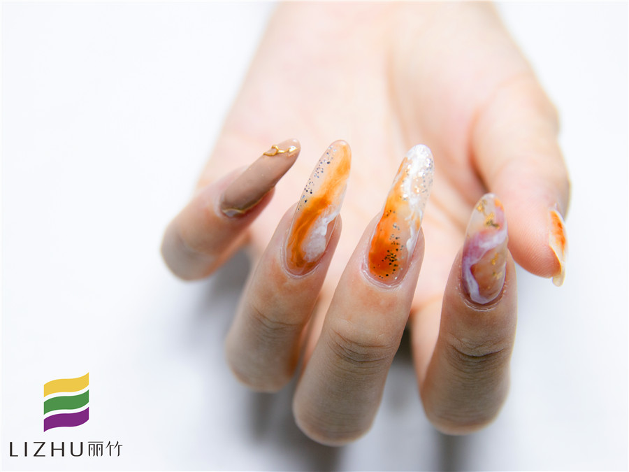 美甲封層使用方法，廣西美甲培訓(xùn)機(jī)構(gòu)教你