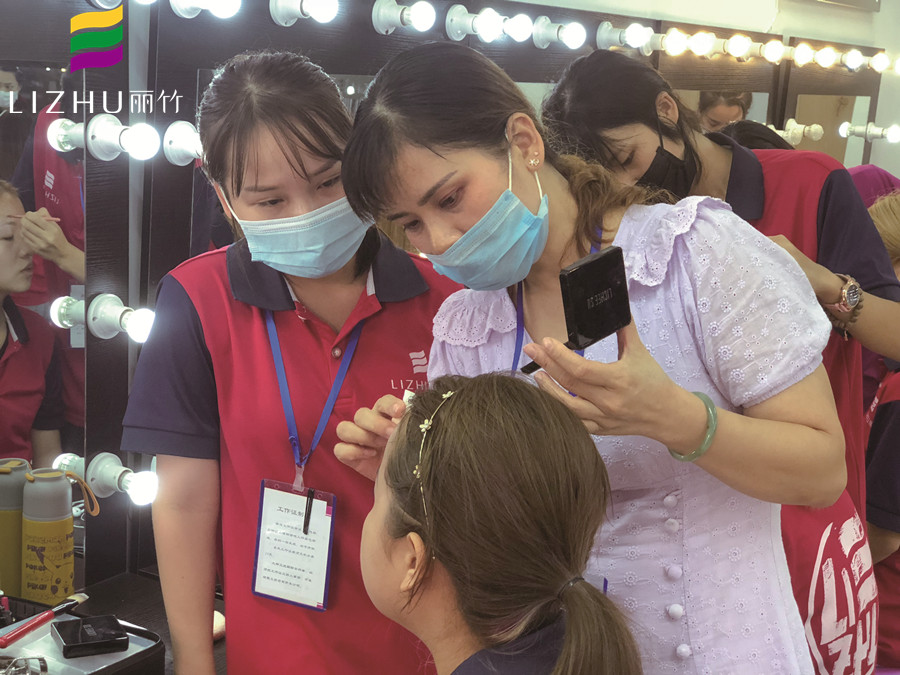 秋季化妝起皮怎么辦？廣西彩妝造型學(xué)校幫你想辦法