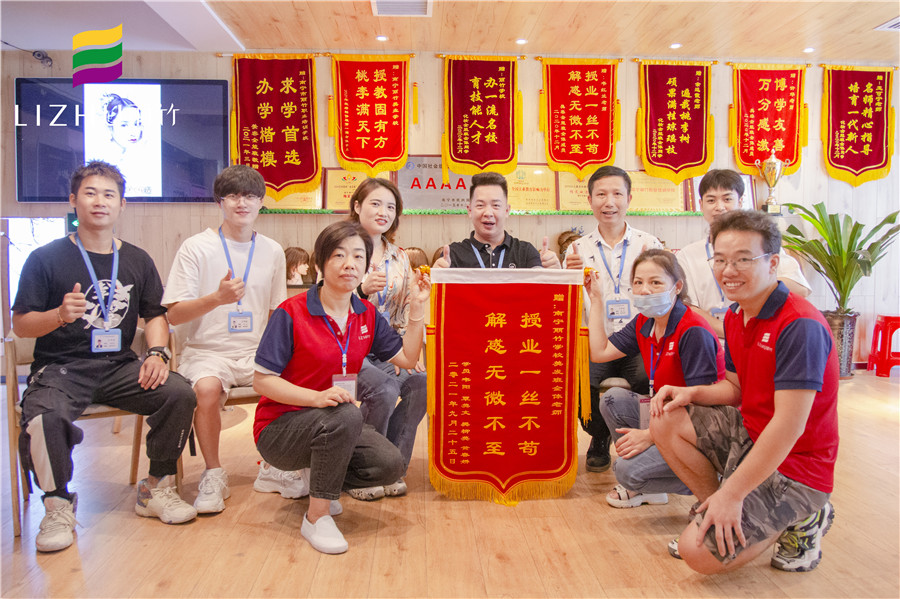 南寧美發(fā)培訓(xùn)學(xué)校學(xué)員向麗竹學(xué)校老師送錦旗