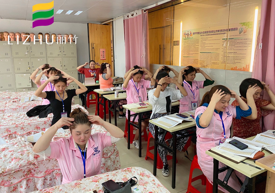 美容學(xué)員如何練習(xí)手法？廣西專業(yè)美容培訓(xùn)給你示范