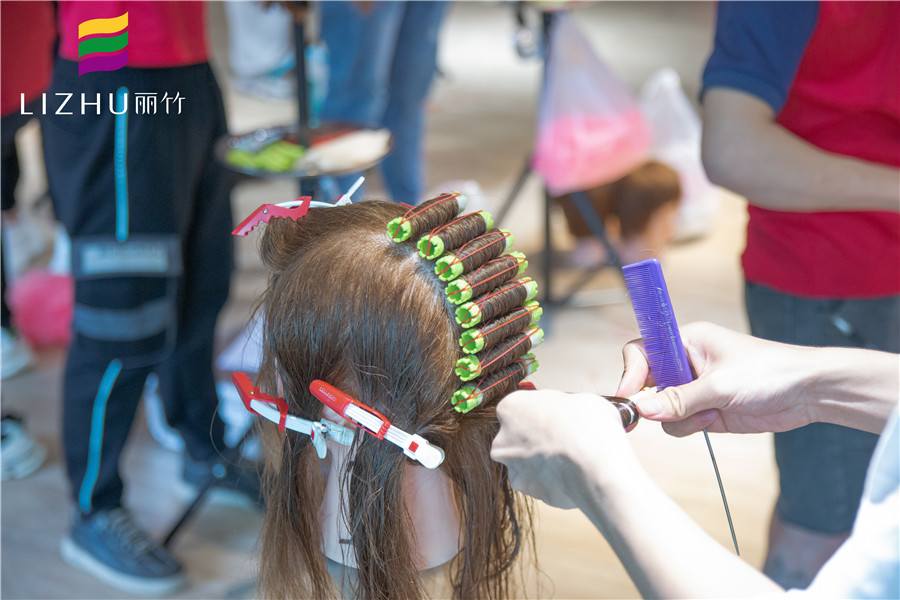 美發(fā)標準杠注意事項，廣西美發(fā)學?？偨Y好了