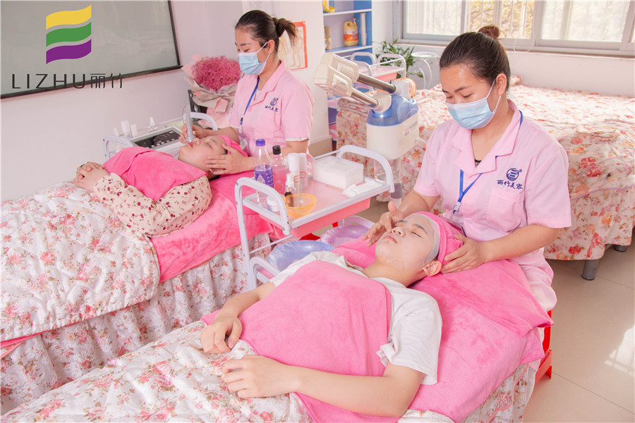 曬后如何修復(fù)皮膚？廣西美容學(xué)校演示給你看