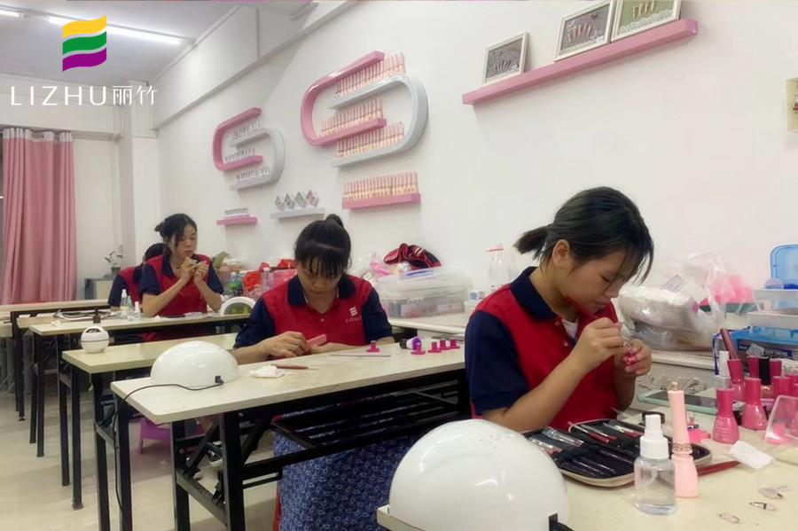 南寧專業(yè)美甲學(xué)校，教你專業(yè)美甲技術(shù)