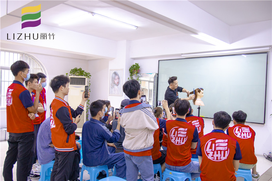 鎖骨發(fā)修剪技巧，南寧教理發(fā)的學(xué)校分享