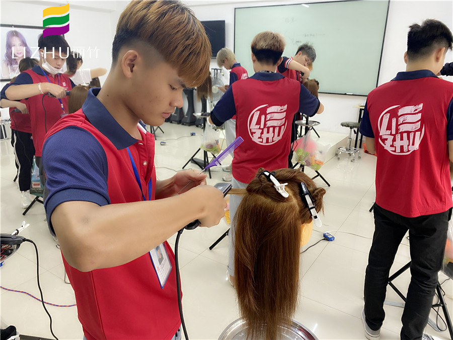 學(xué)直板夾使用技巧，就來廣西教美發(fā)的學(xué)校