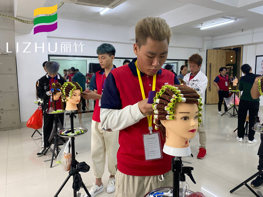 怎樣燙出彈性的波浪卷發(fā)？南寧美發(fā)課堂教你