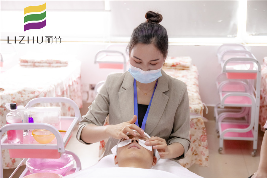 不傷皮膚的卸妝方法，廣西美容培訓(xùn)中分給你