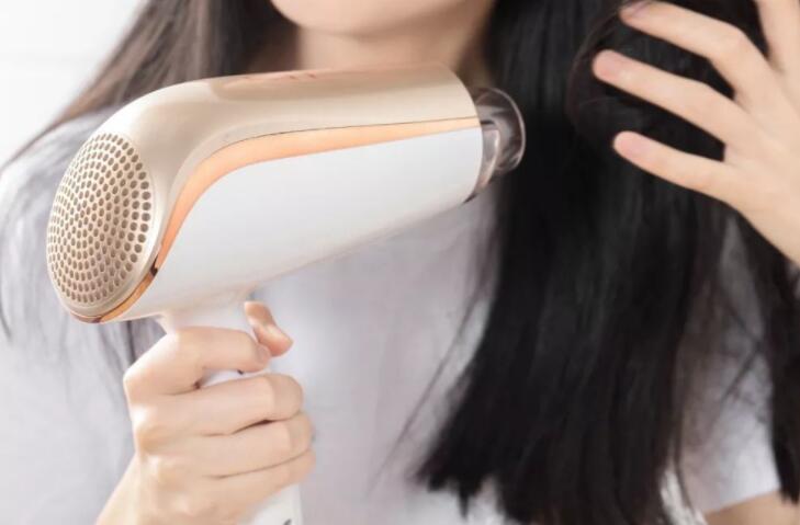 吹風(fēng)機(jī)吹發(fā)型的技巧，廣西培訓(xùn)美發(fā)學(xué)校教你