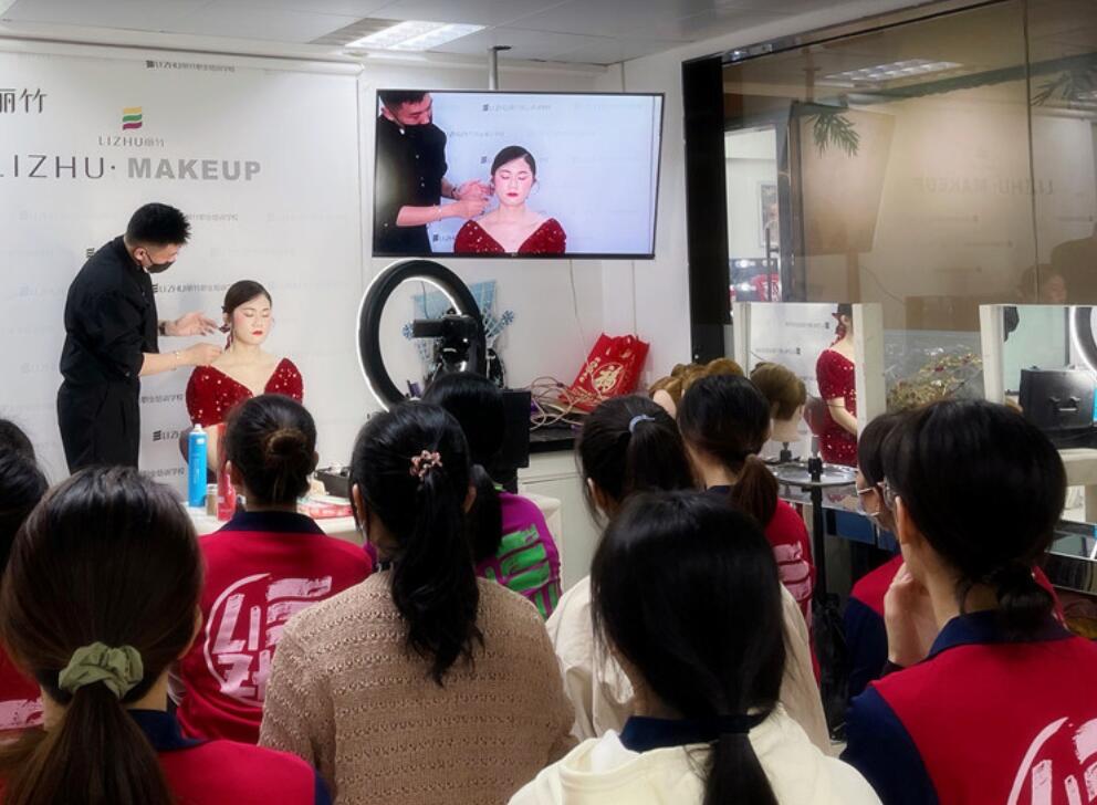 麗竹彩妝學(xué)校上演“換臉術(shù)”，展現(xiàn)南寧學(xué)彩妝哪家技術(shù)強(qiáng)