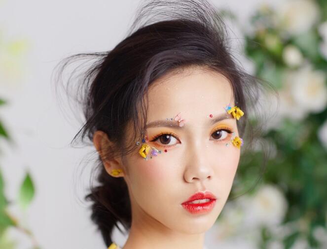 方型臉如何畫新娘妝？廣西南寧化妝學(xué)校教你