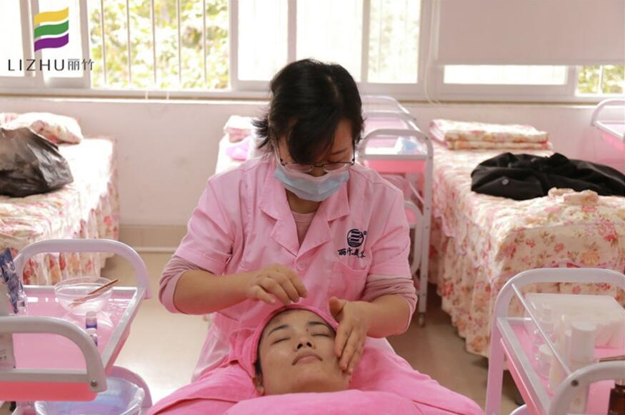 美容師不告訴你的皮膚護理小技巧，麗竹美容學(xué)校幫你找到啦