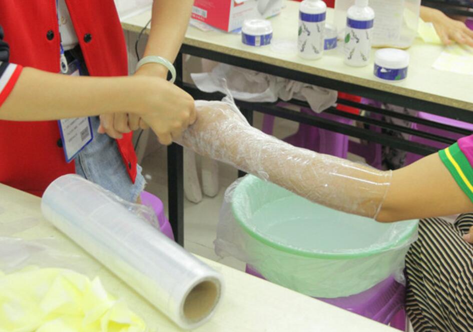 冬天手裂口子應(yīng)該怎么辦？廣西教美容護(hù)膚的學(xué)校找妙招