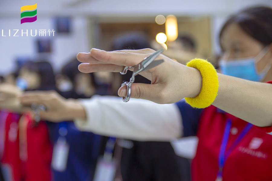 南寧美發(fā)教學教你：美發(fā)剪刀怎么拿