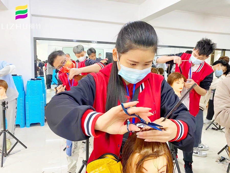 剪刀手法頭模練習(xí)，在廣西專業(yè)美發(fā)學(xué)校進(jìn)行