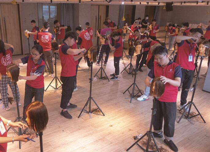 美發(fā)實操剪發(fā)常用手法，南寧美發(fā)基礎班學員正在練習